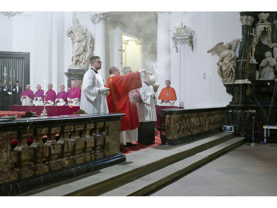 Abschlussvesper der Bischofskonferenz mit Austeilung des Bonifatiussegens (Foto: Karl-Franz Thiede)